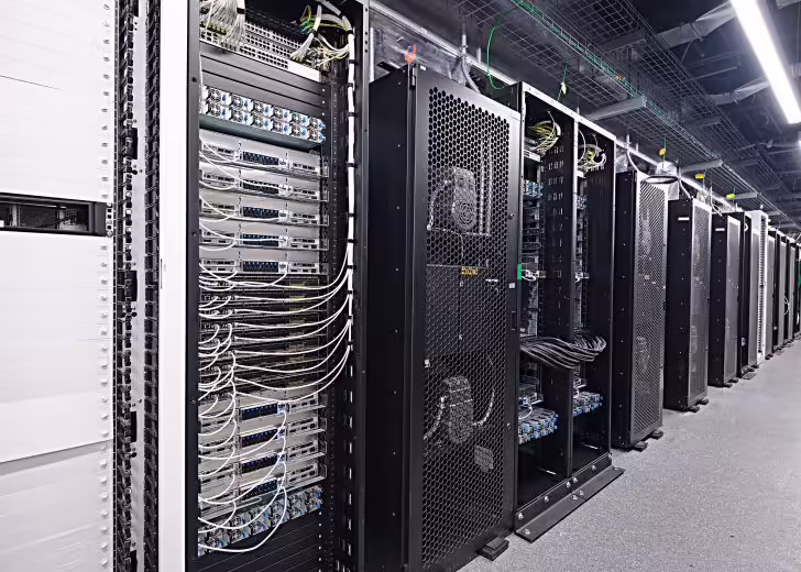英伟达 GB300 服务器被曝明年登场：全水冷方案、AI 算力再上新台阶 ...