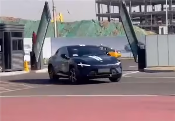 小米 YU7 SUV 实车再曝光：采用括号状转向灯