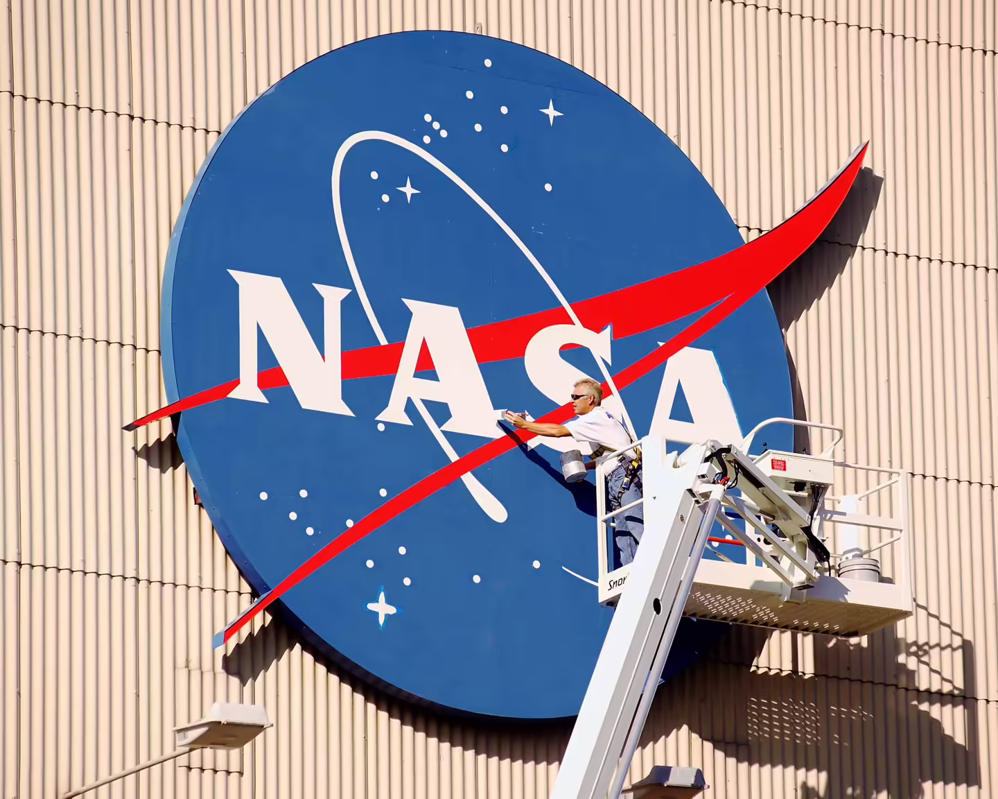 NASA 代理局长放话严查开支，数百员工接受买断