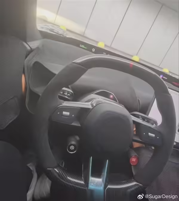 小米 YU7 SUV 内饰谍照曝光：远端带鱼仪表 + 碳纤维方向盘