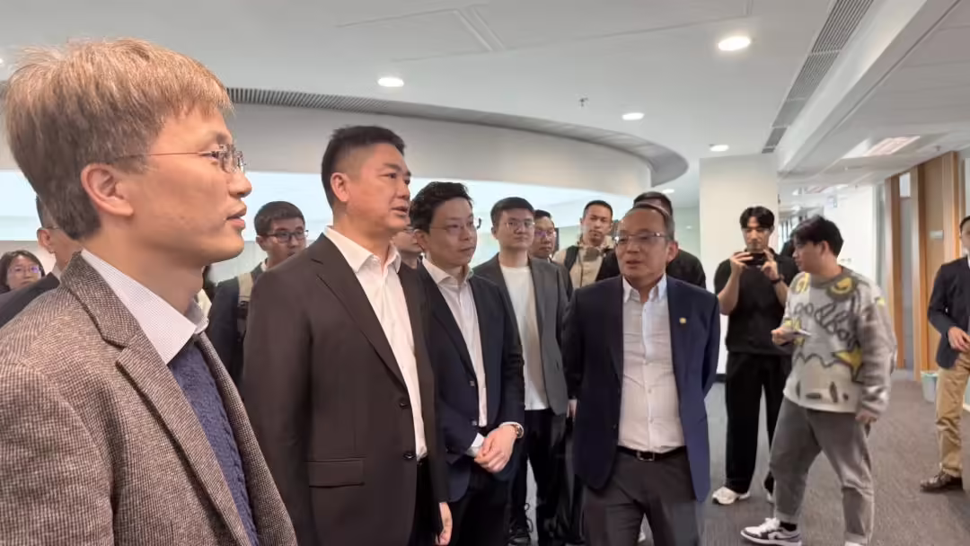 消息称刘强东今日现身香港科技大学，参观人工智能项目