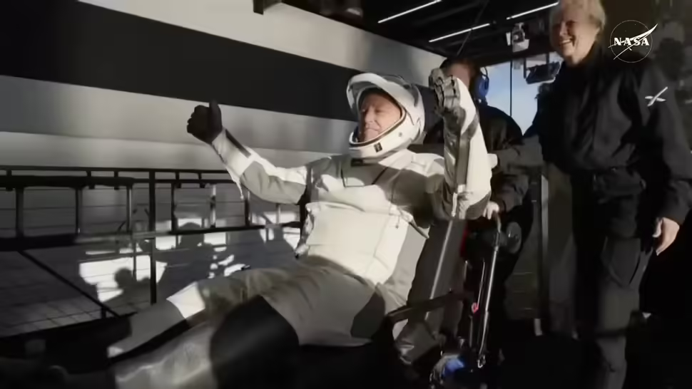美滞留太空 9 个月宇航员顺利返回地球，以微笑面对世界