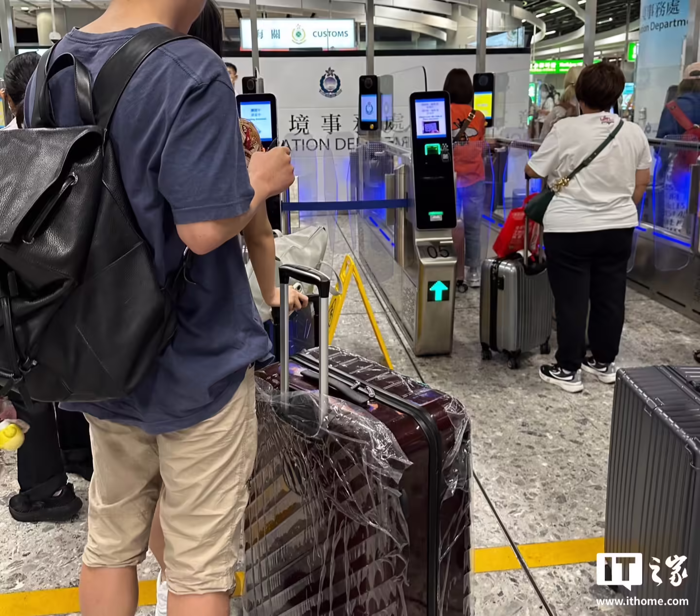 香港地区公众假期促“港人北上”，深圳口岸单日入境客流达 61 万人次创历史新高 ...