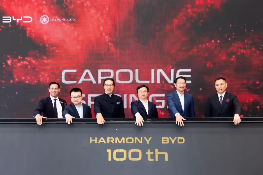 王传福为和谐比亚迪海外第100家店Caroline Springs开业授牌，亲手交付新店首位车主 ...