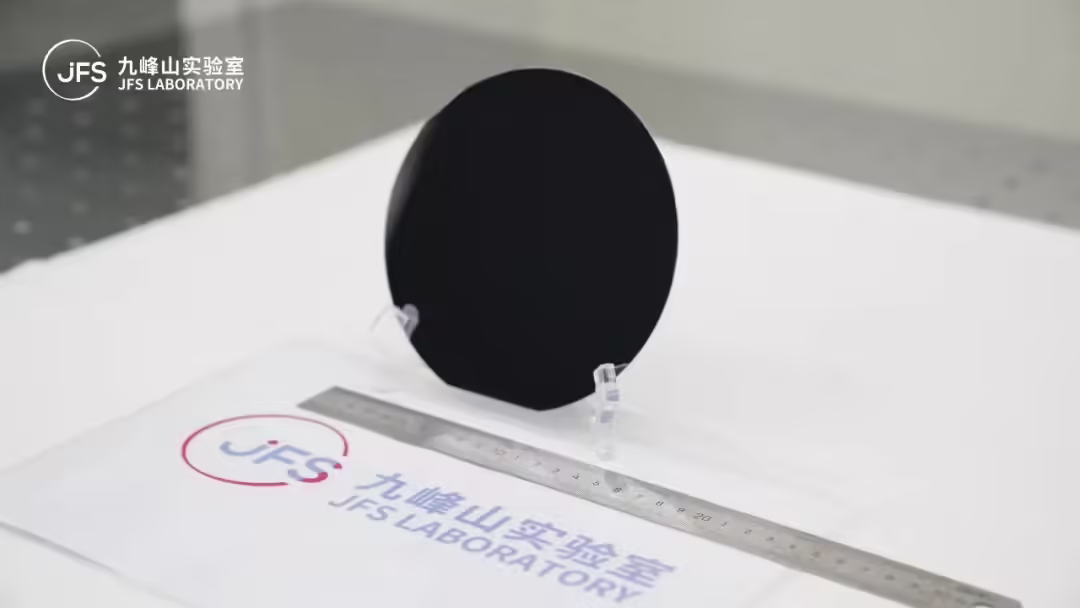 有望推动国产光芯片成本大降，我国成功开发 6 英寸 InP 激光器与探测器外延工艺 ...