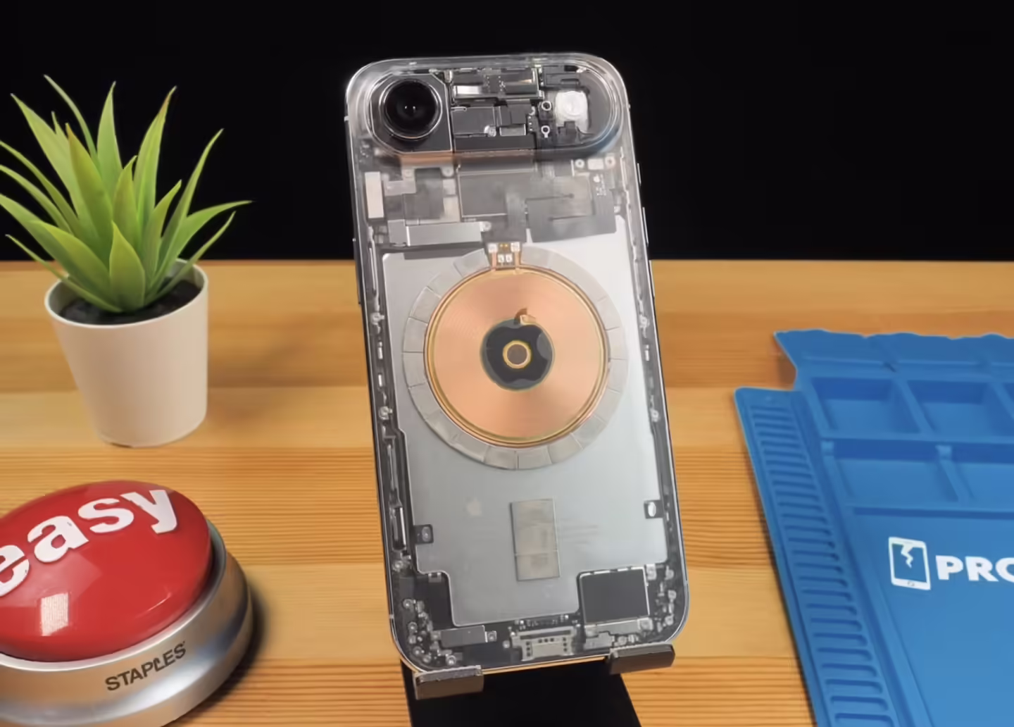 博主成功拆解苹果 iPhone Air，刮去背板涂层后重新组装打造“透明版”机型 ...