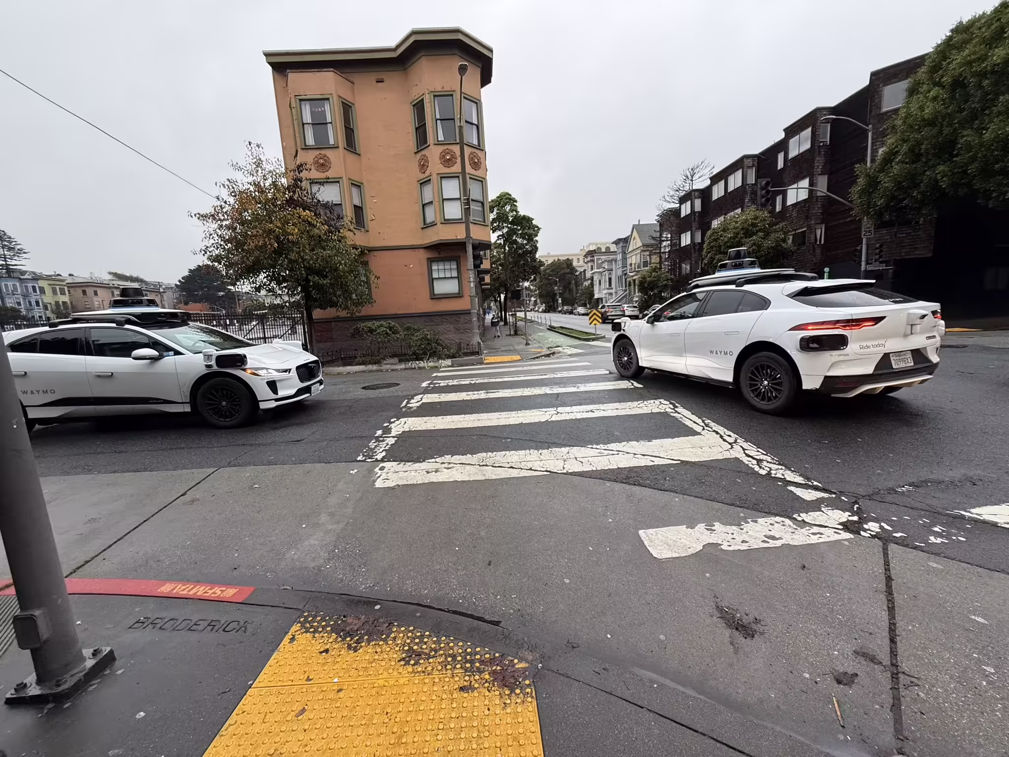 旧金山停电致自动驾驶出租车“卡壳”堵路，Waymo 宣布升级软件应对 ...