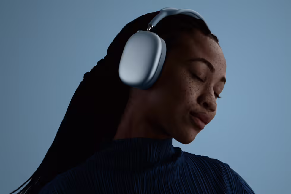 苹果发布 AirPods Max 2 耳机:H2 芯片助力主动降噪提升 1.5 倍,售价 3999 元 一位用户佩戴着 AirPods Max 2,闭着眼睛。