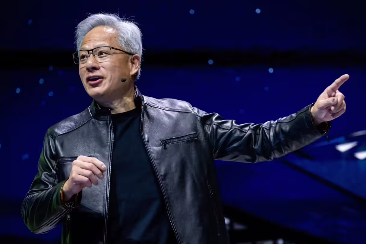 英伟达黄仁勋回应 Anthropic 争执：科技领袖不要制造 AI 恐慌
