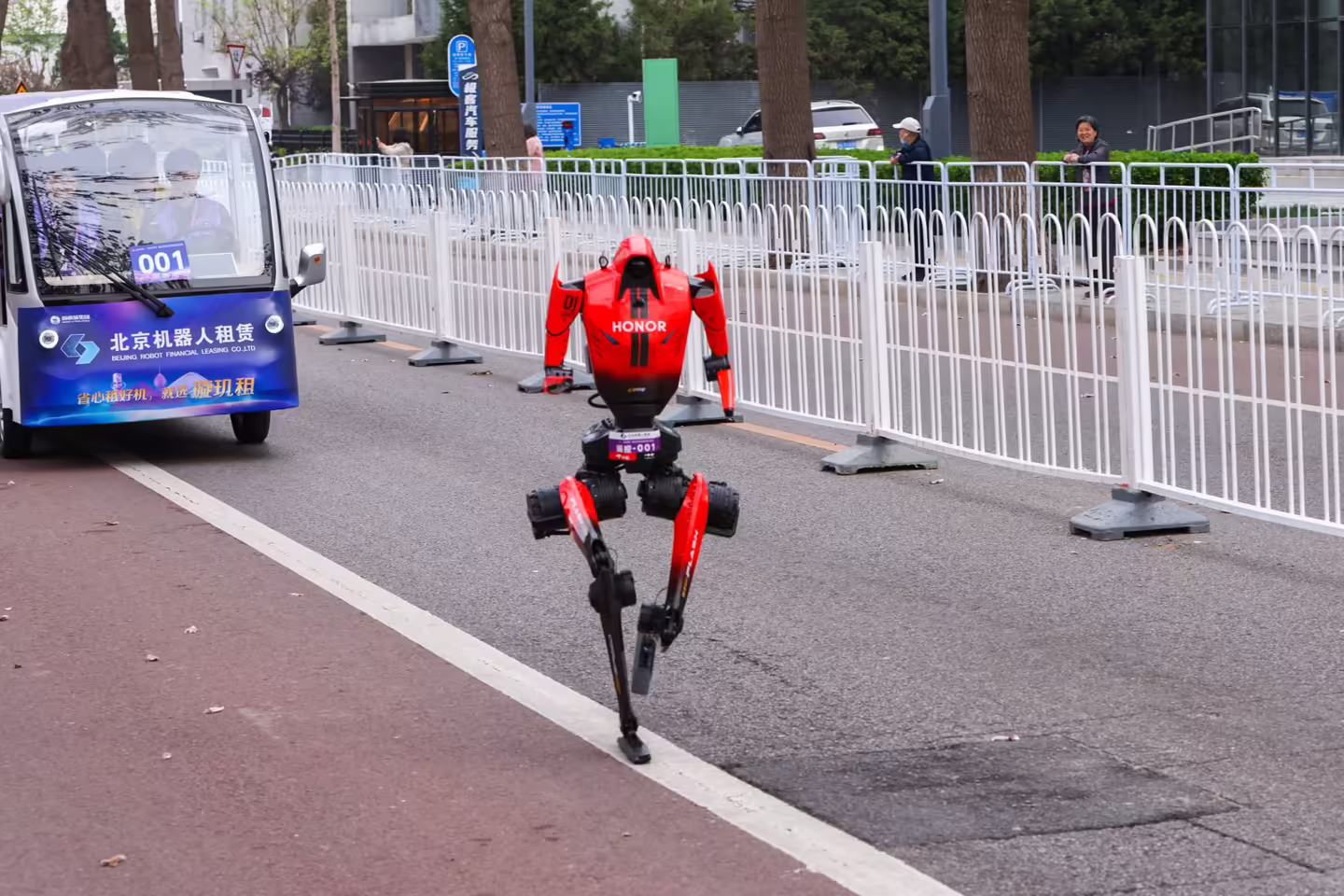 荣耀“闪电”机器人破人类半马纪录夺冠，研发工程师姚彬称仅研发半年 ...