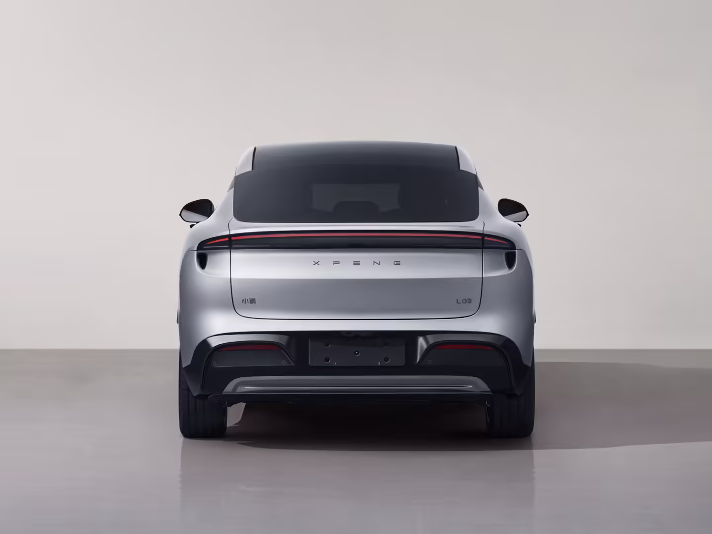 MONA 系列首款 SUV,小鹏 L03 银色版实车实拍曝光