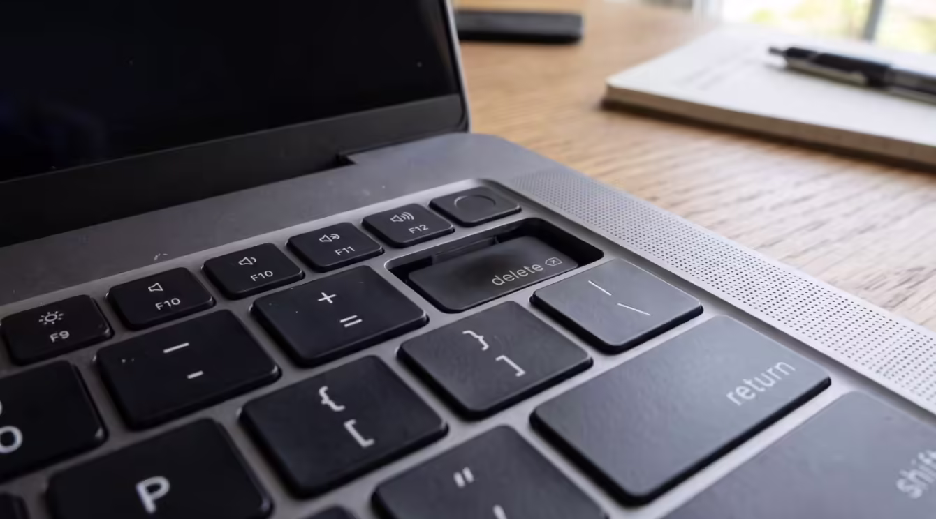 网友反馈其苹果 M5 Max MacBook Pro 高负载运行过热导致按键变形卡入机身内部 ...