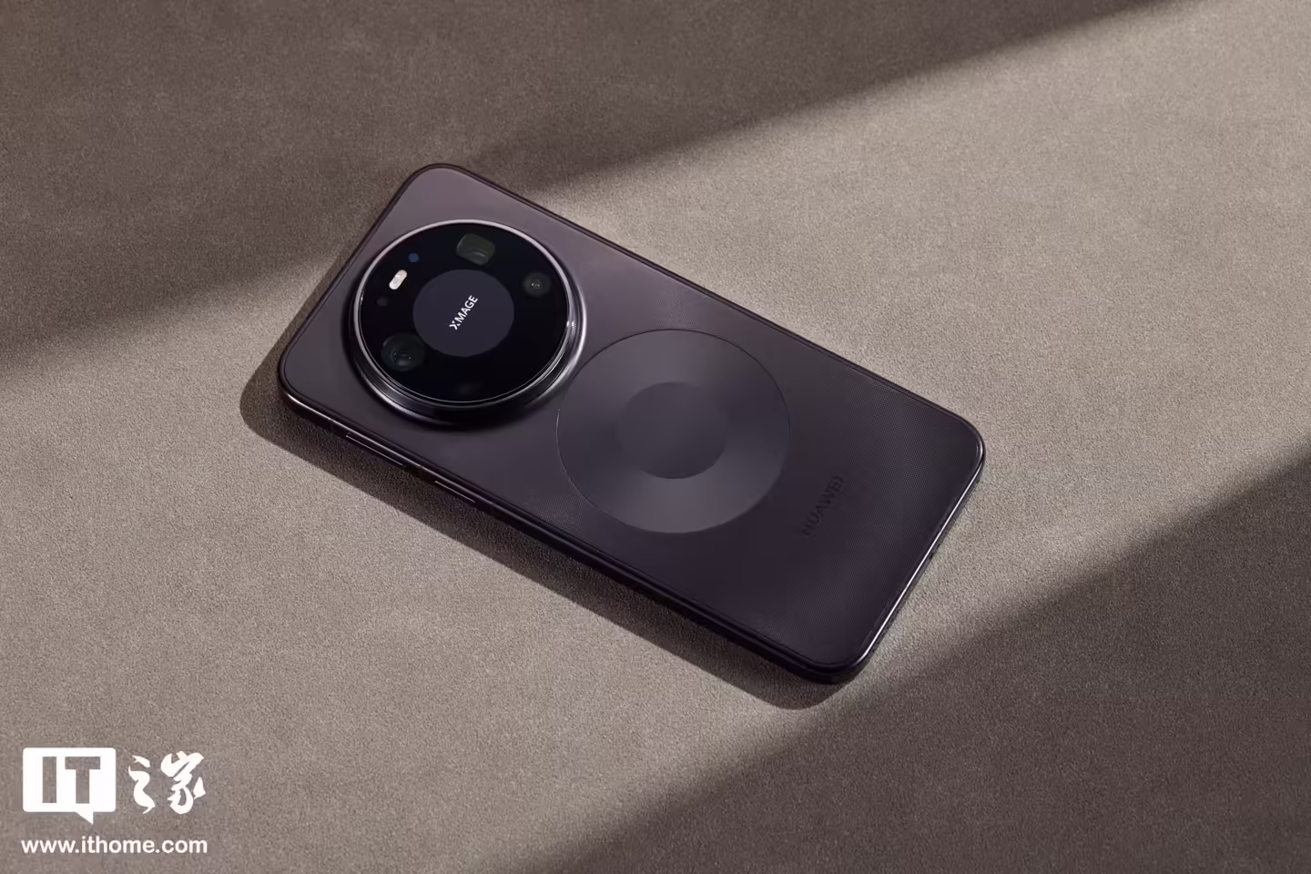 IT之家开箱：华为 Mate 80 Pro Max 风驰版图赏