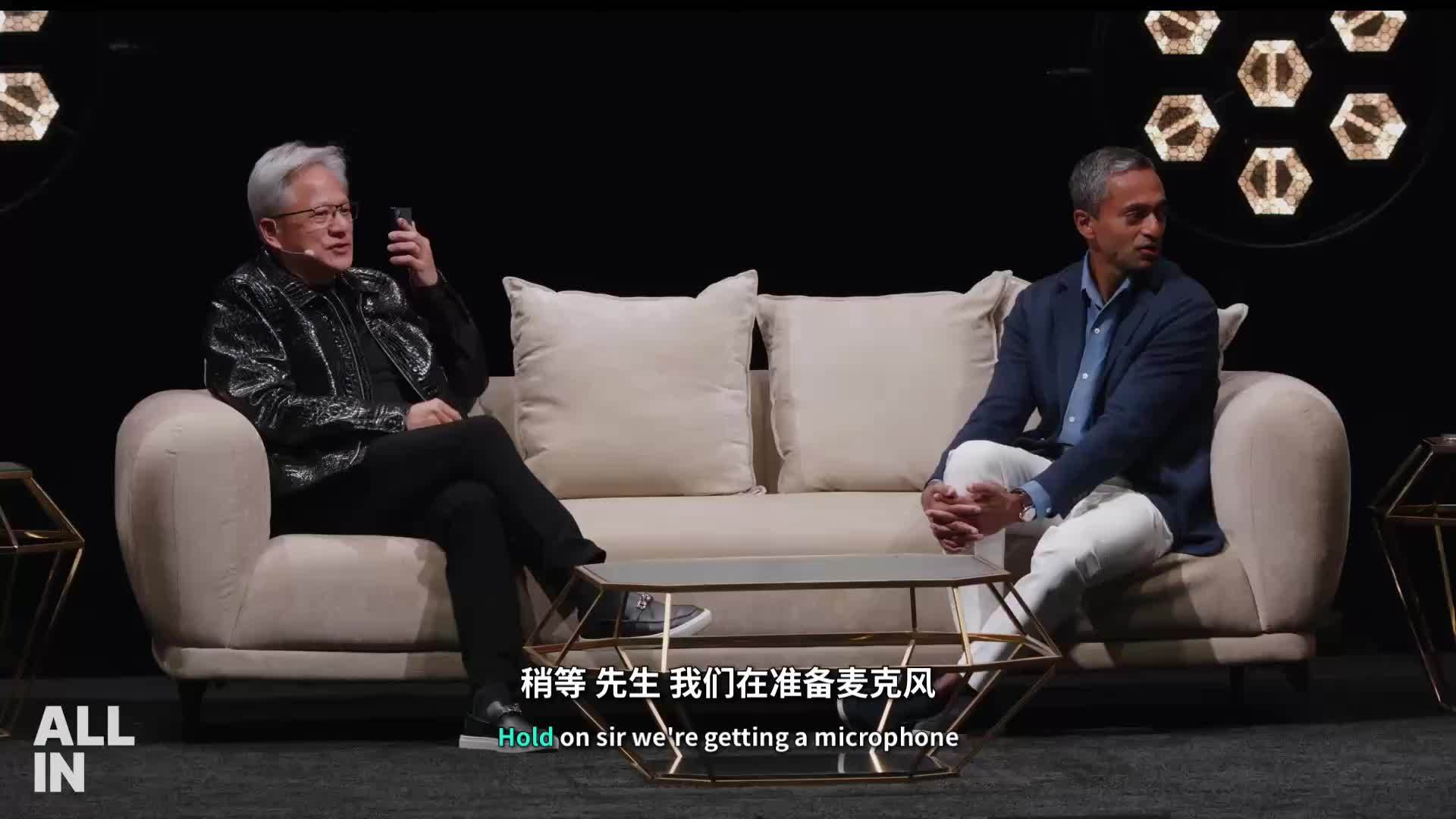 英伟达黄仁勋大会现场公开接特朗普电话，后者斥责 AI 危险论是骗局