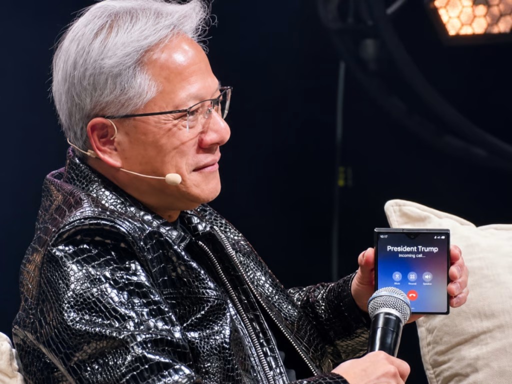 英伟达黄仁勋换新机，从三星 Galaxy Z Fold7 升级到 Fold8