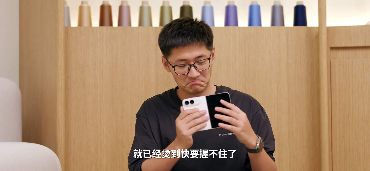 影视飓风 Tim 称苹果首款折叠屏手机 iPhone Duo 录视频烫到握不住，客服回应称单台测评片面