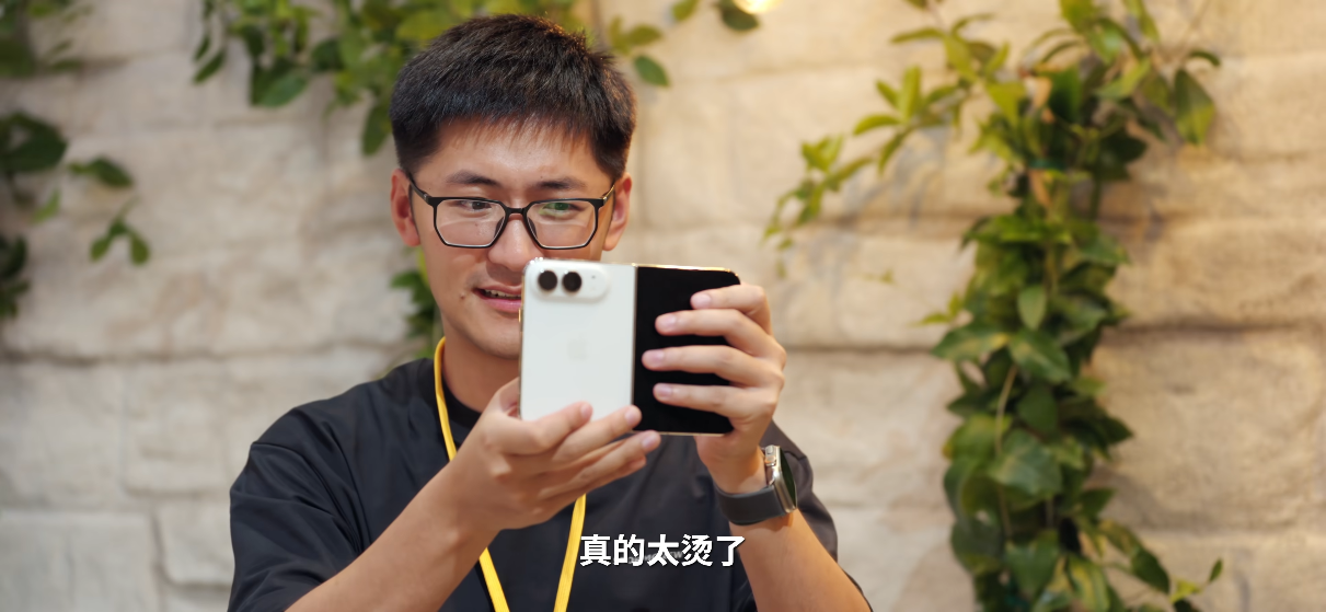 影视飓风 Tim 称苹果首款折叠屏手机 iPhone Duo 录视频烫到握不住，客服回应称单台测评片面