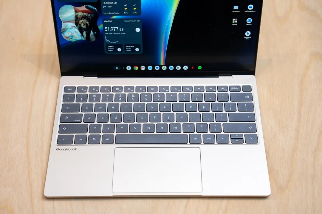 谷歌携五大 PC 厂商正式推出首批 Googlebook 笔记本，起售价 899 美元