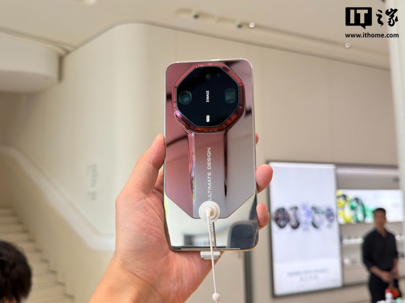 华为 Mate 90 系列手机线下展出：多彩拼色设计、原生“巨炮”模块相机，10 月 1 日发布