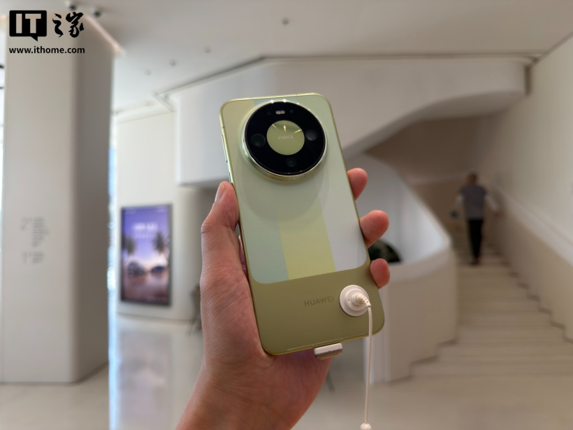 华为 Mate 90 系列手机线下展出：多彩拼色设计、原生“巨炮”模块相机，10 月 1 日发布