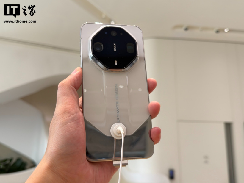 华为 Mate 90 系列手机线下展出：多彩拼色设计、原生“巨炮”模块相机，10 月 1 日发布