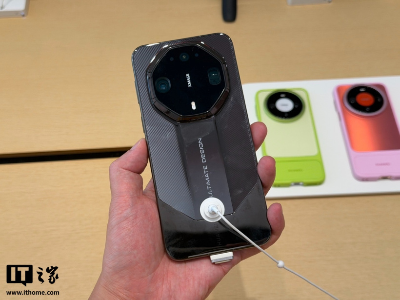 华为 Mate 90 系列手机线下展出：多彩拼色设计、原生“巨炮”模块相机，10 月 1 日发布