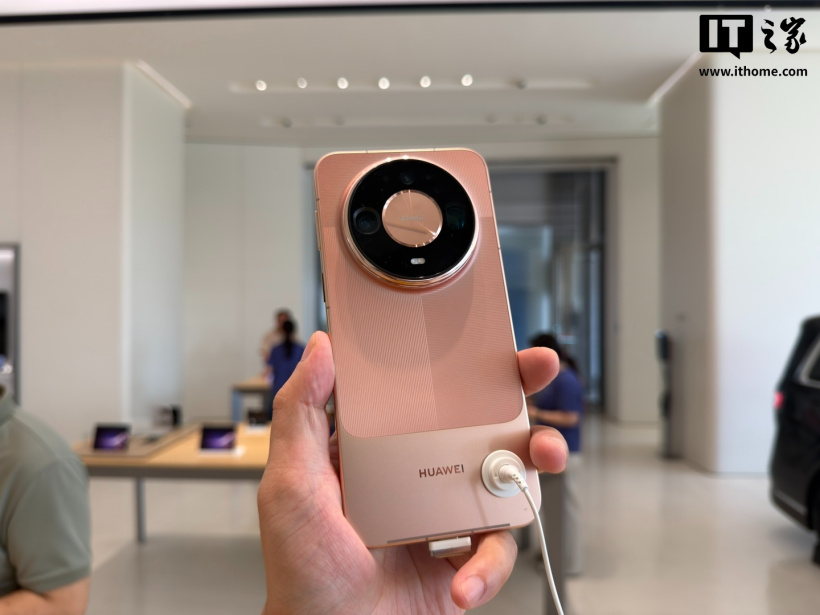 华为 Mate 90 系列手机线下展出：多彩拼色设计、原生“巨炮”模块相机，10 月 1 日发布