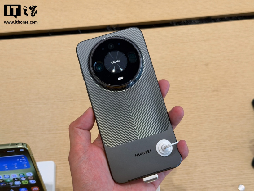 华为 Mate 90 系列手机线下展出：多彩拼色设计、原生“巨炮”模块相机，10 月 1 日发布