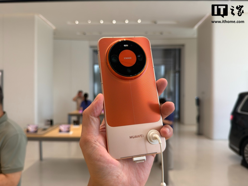 华为 Mate 90 系列手机线下展出：多彩拼色设计、原生“巨炮”模块相机，10 月 1 日发布