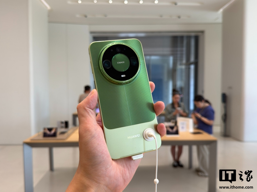 华为 Mate 90 系列手机线下展出：多彩拼色设计、原生“巨炮”模块相机，10 月 1 日发布