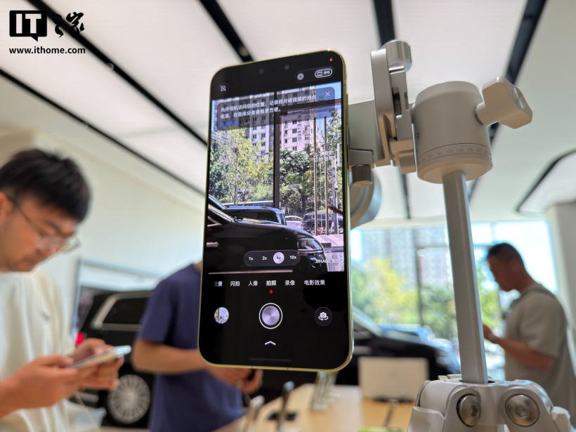 华为 Mate 90 系列手机线下展出：多彩拼色设计、原生“巨炮”模块相机，10 月 1 日发布