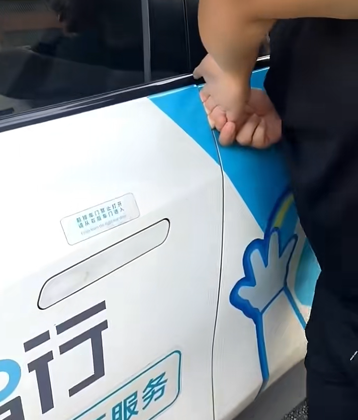 小马智行回应乘客被夹手事件：已配合交警调查，属意外而非交通事故