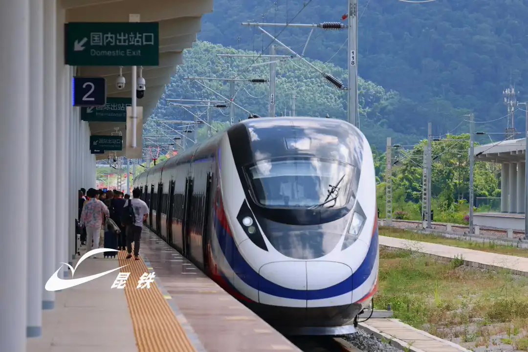 中老铁路累计发送旅客突破 8000 万人次，服务 120 余个国家和地区跨境旅客 95 万人次