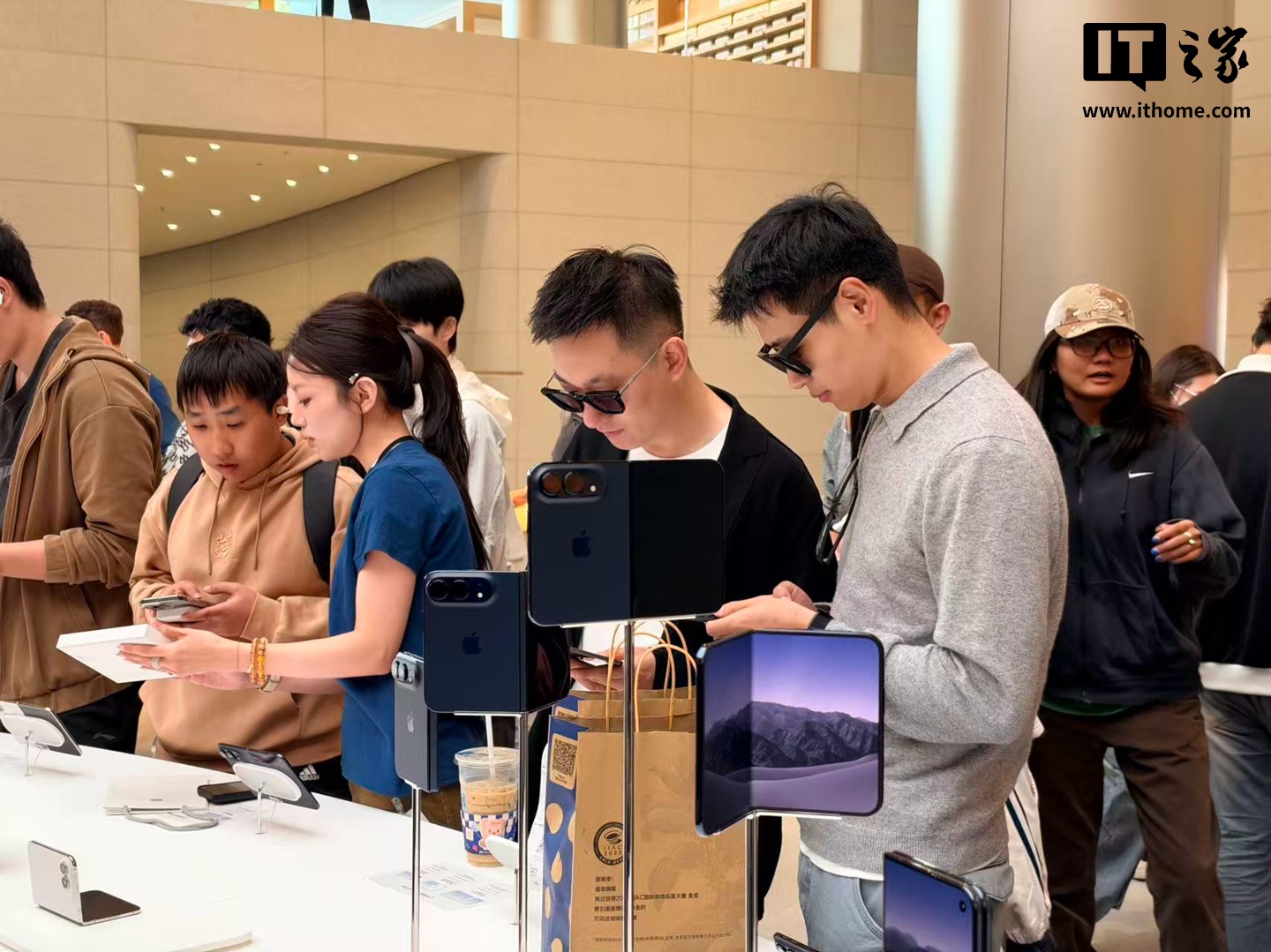 中国联通：已在苹果直营店 / 授权店安排千余名驻店员，协助 iPhone Duo 购机用户现场开通 eSIM
