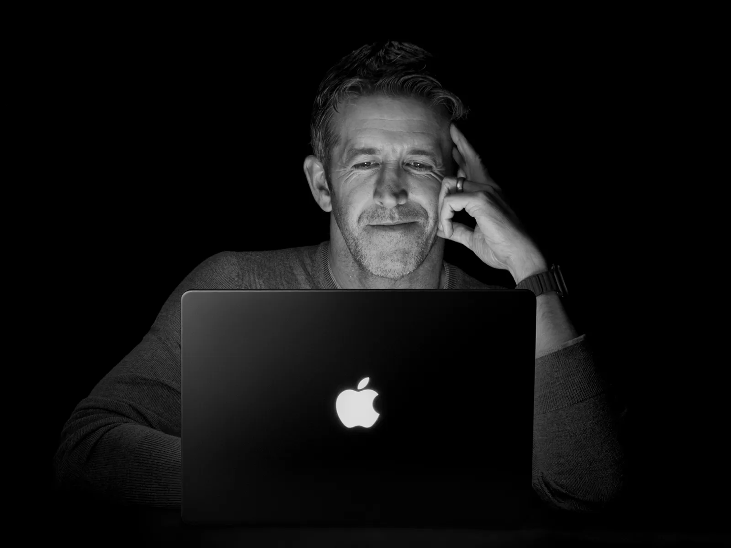 打破乔布斯时代的硬件禁忌：特努斯谈苹果首款触控 MacBook Pro，键盘 / 触控板仍是核心